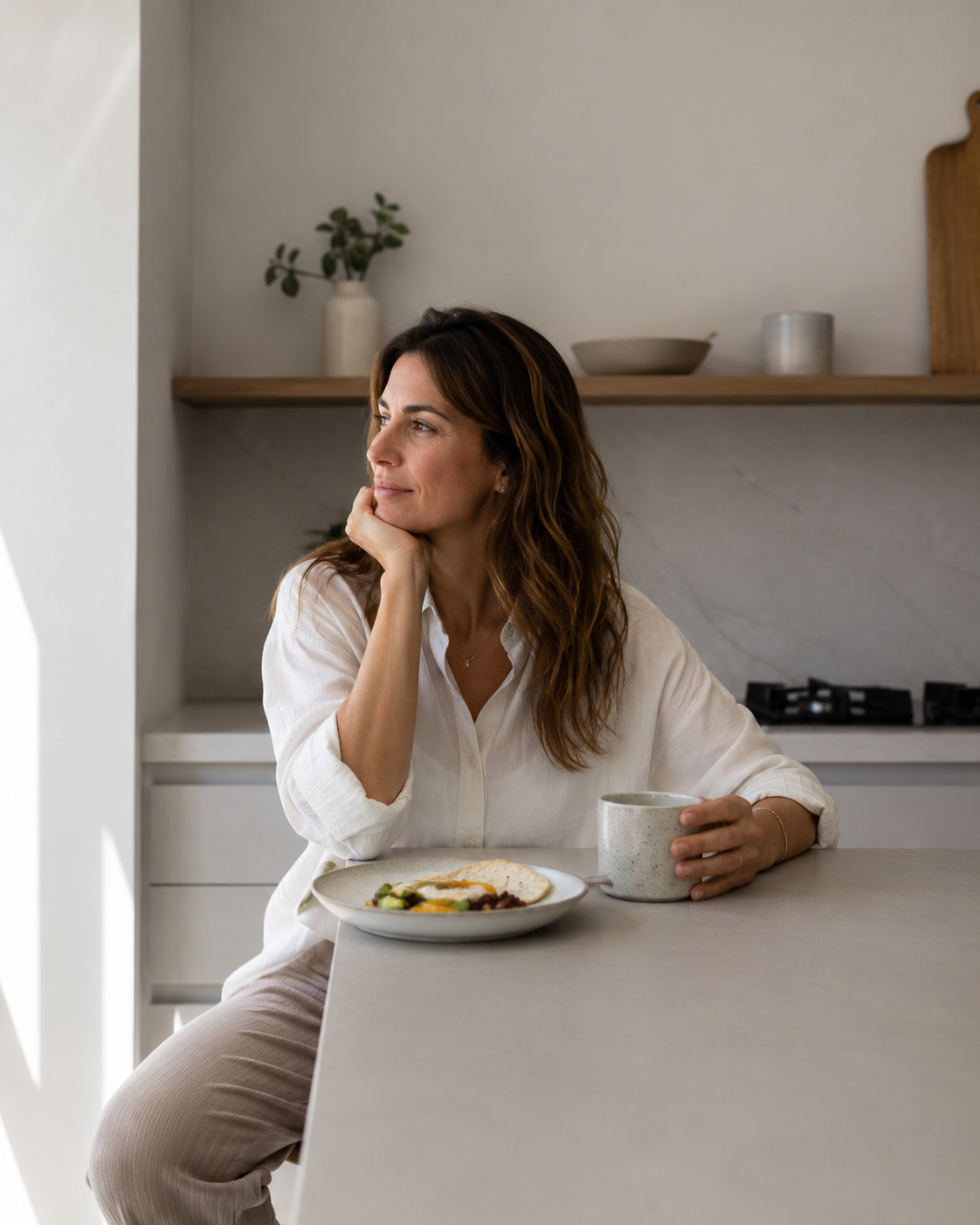 Mujer Ready Girl desayunando en cocina